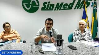 Candidato a prefeito de Campo Grande, Beto Pereira (PSDB), no centro da mesa usada para sabatina do FORSSA (Foto: Reprodução)