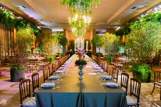 Mesa banquete com decoração assinada pelo renomado André Furquin. (Foto: Marcos Volkoff)