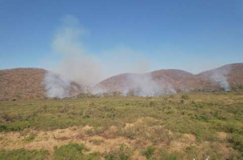 Além de combater incêndio em MS, bombeiros monitoram fogo na Bolívia