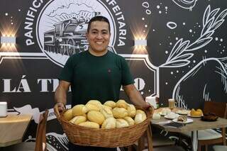Proprietário do negócio, Marcos Fernandes com o pão francês que é sucesso no bairro. (Foto: Osmar Veiga)