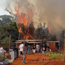 Para salvar barracos, moradores do Água Bonita ajudam bombeiros com baldes