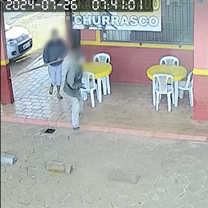 Vídeo mostra momento em que idoso é agredido a paulada pelo filho na Capital