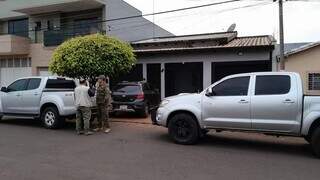 Policiais paraguaios em um dos locais onde foram cumpridos mandados nas cidades-gêmeas (Foto: ABC Color)