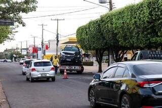 Guincho retirando o veículo, no início da manhã desta sexta-feira (Foto: Henrique Kawaminami)