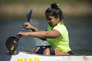 Débora disputando competição de canoagem (Foto: Marcio Rodrigues/MPIX/CPB)