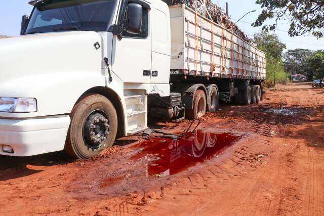 Carreta atolada e com vazamento atormenta vizinhan&ccedil;a de delegacia 