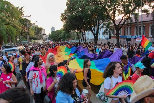 Parada LGBTQIAPN+ come&ccedil;a e deve reunir 20 mil pessoas na Capital