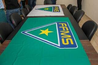 Bandeiras da FFMS em nova sede inaugurada no mês de junho. (Foto: Juliano Almeida)