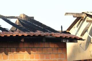 Marca do incêndio no teto da casa; telhas caíram com o fogo (Foto: Osmar Daniel)