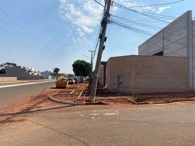 Poste torto vira preocupa&ccedil;&atilde;o constante de moradores