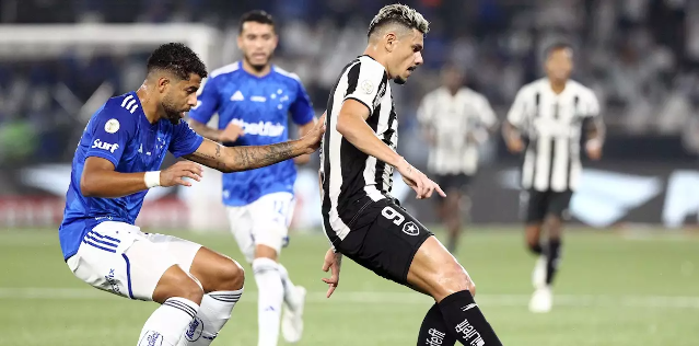 Botafogo &eacute; derrotado pelo Cruzeiro e pode perder a lideran&ccedil;a do Brasileir&atilde;o