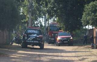 Viaturas da Depac e Corpo de Bombeiros em frente a casa (Foto: Osmar Daniel)