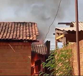 Casa pega fogo e homem morre carbonizado no Jardim Centro-Oeste