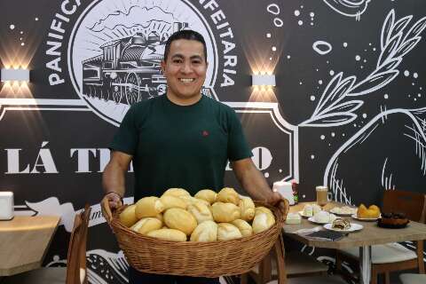 Apito da “Maria Fumaça” anuncia pão quentinho em padaria de bairro