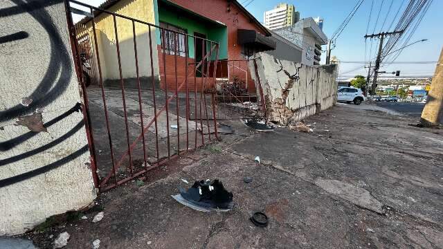 Motorista atinge muro de casa na Rua Cear&aacute; e abandona ve&iacute;culo