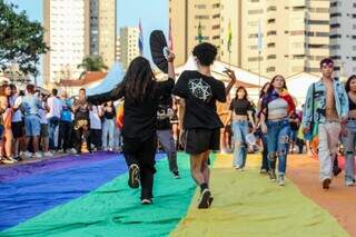 Bandeira LGBT serviu de passarela para desfile antes da saída do trio (Foto: Juliano Almeida)