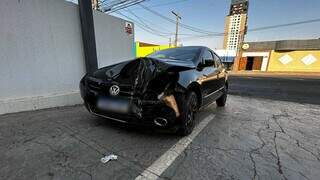 Frente do carro ficou danificada após motorista bater no muro (Foto: Direto das Ruas)