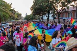 Milhares de pessoas saíram pelas ruas de Campo Grande carregando a bandeira do movimento (Foto: Juliano Almeida)