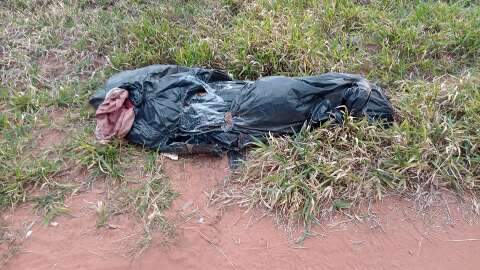 Corpo de brasileiro é encontrado enrolado em lona no outro lado da fronteira