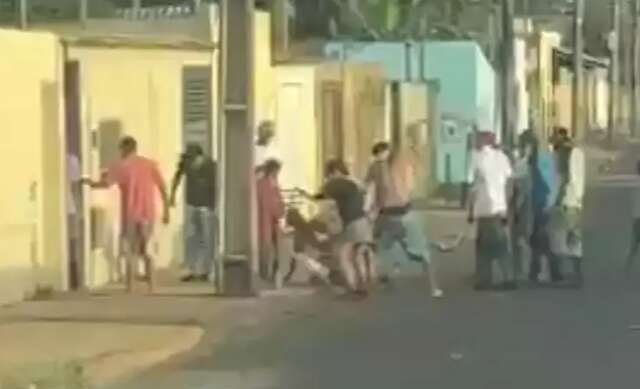 Ao ser pego furtando fio, homem &eacute; espancado na Vila Nhanh&aacute;