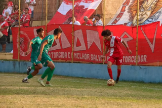 Jogadores disputam a posse da bola no gramado do Estádio Olho do Furacão, em Campo Grande. (Foto: Rodrigo Moreira/FFMS)
