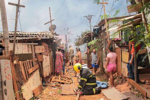 Oito meses depois da tragédia do Mandela, outra comunidade é vítima do fogo 