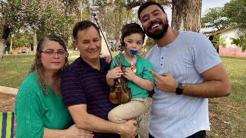 Álvaro toca violino na igreja com apenas 4 anos