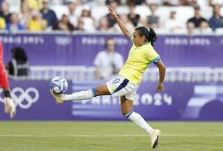 Marta tenta dominar a bola no jogo de estreia das Olimpíadas (Foto: Rafael Ribeiro/CBF)