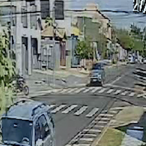 Motociclista fura sinal, provoca acidente e Jeep vai parar na calçada