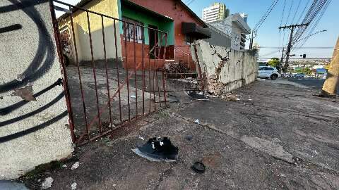 Motorista atinge muro de casa na Rua Ceará e abandona veículo