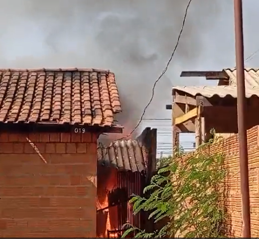 Casa pega fogo e homem morre carbonizado no Jardim Centro-Oeste