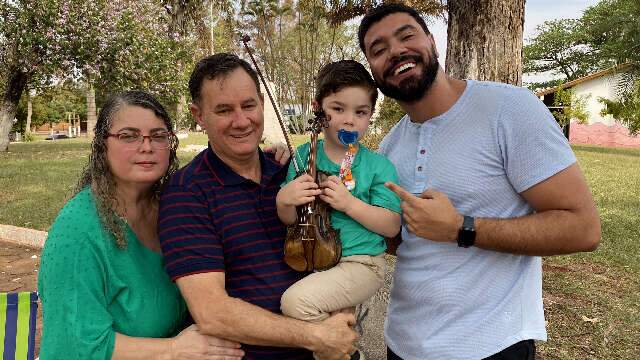 &Aacute;lvaro toca violino na igreja com apenas 4 anos