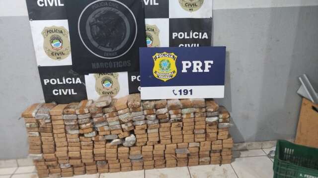 Carreta atolada em frente de delegacia transportava R$ 12 milh&otilde;es em coca&iacute;na