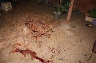 Sangue de uma das vítimas em varanda de casa (Foto: reprodução / processo) 