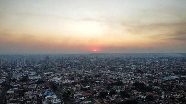 Fuma&ccedil;a de inc&ecirc;ndios deixa c&eacute;u acinzentado e atrapalha vis&atilde;o em rodovia