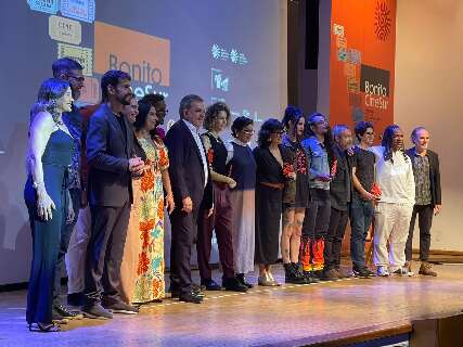 Dira Paes anuncia vencedores do Festival de Cinema de Bonito