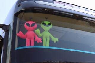 Pelúcias de extraterreste também fazem companhia a Arri nas estradas (Foto: Osmar Veiga)