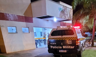 Viatura da Polícia Militar no posto de saúde onde a vítima foi buscar socorro (Foto: reprodução  / Noticidade)