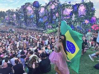 Geysse com a bandeira do Brasil no Festival Tomorrowland, na Bélgica (Foto: Arquivo Pessoal)