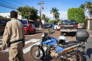 Agente de trânsito orienta fluxo em rua de Campo Grande (Foto: Henrique Kawaminami/Arquivo)