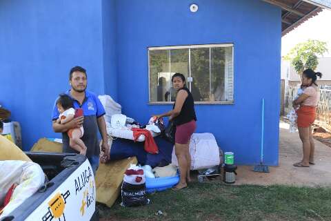 ONG arrecada leite, itens de higiene e material de construção para famílias
