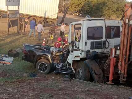 Pai e filho morrem em colisão com caminhões na BR-163