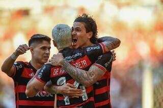 Pedro e Arrascaeta se abraçam depois de gol no gramado do Maracanã. (Foto: Marcelo Cortes/Flamengo)