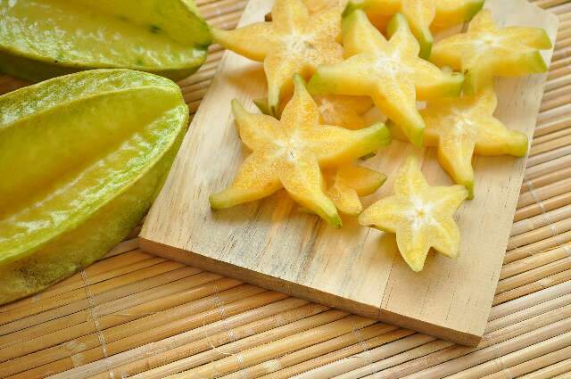 Usada na decoração drinks, carambola é rica em antioxidantes 