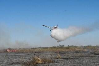 Aeronave combate incêndio no Pantanal. (Foto: Bruno Rezende/Governo MS)
