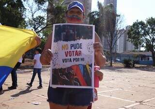 Manifestante venezuelana segura cartaz onde se lê &#34;Não pude votar, vote por mim&#34;. (Foto: Osmar Veiga)