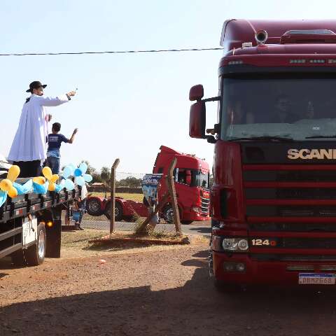 Caminhoneiros recebem ben&ccedil;&atilde;o pelo Dia do Motorista na Pra&ccedil;a do Papa