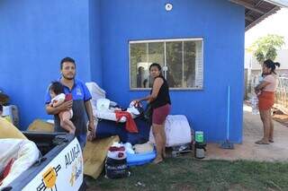 Família reúne o que conseguiu salvar de dentro de barraco (Foto: Paulo Francis)