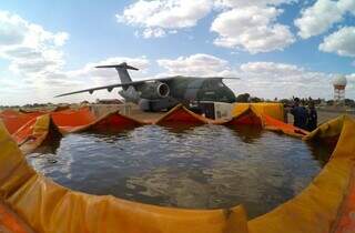 Reservatório de água e aeronave KC-390 Millennium (Foto: Saul Schramm/Governo MS)