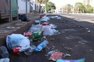 Garrafas, sacolas e copos amanheceram nas ruas após evento que celebra diversidade. (Foto: Osmar Veiga)